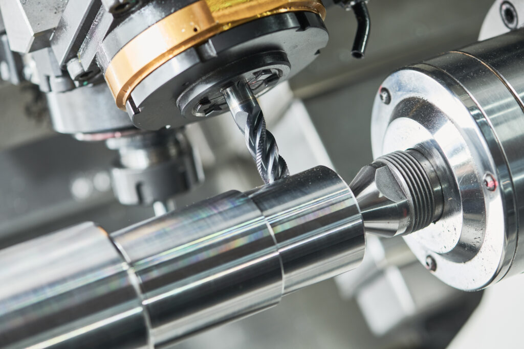 Operario trabajando en corte CNC